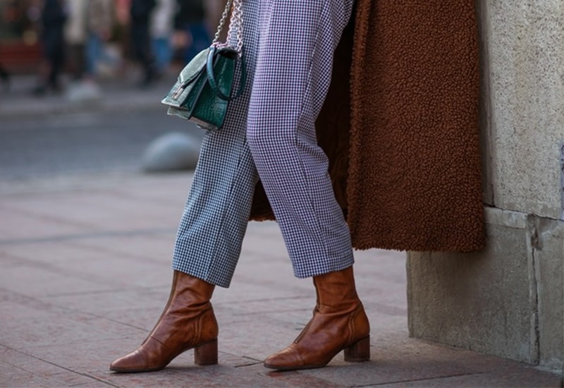 پوشیدن کفش قهوه ای زنانه با لباس‌های آبی و صورتی